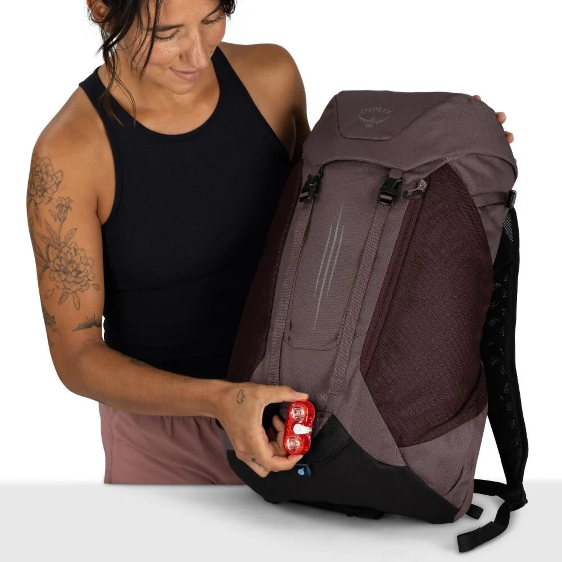 Osprey Hikelite LT 30 Zaino da 30 L ultraleggero da trekking ed escursionismo con schienale ventilato AirSpeed, tasche laterali in rete elasticizzata, spallacci ergonomici e chiusura a cappuccio con fibbie per outdoor su sfondo bianco.