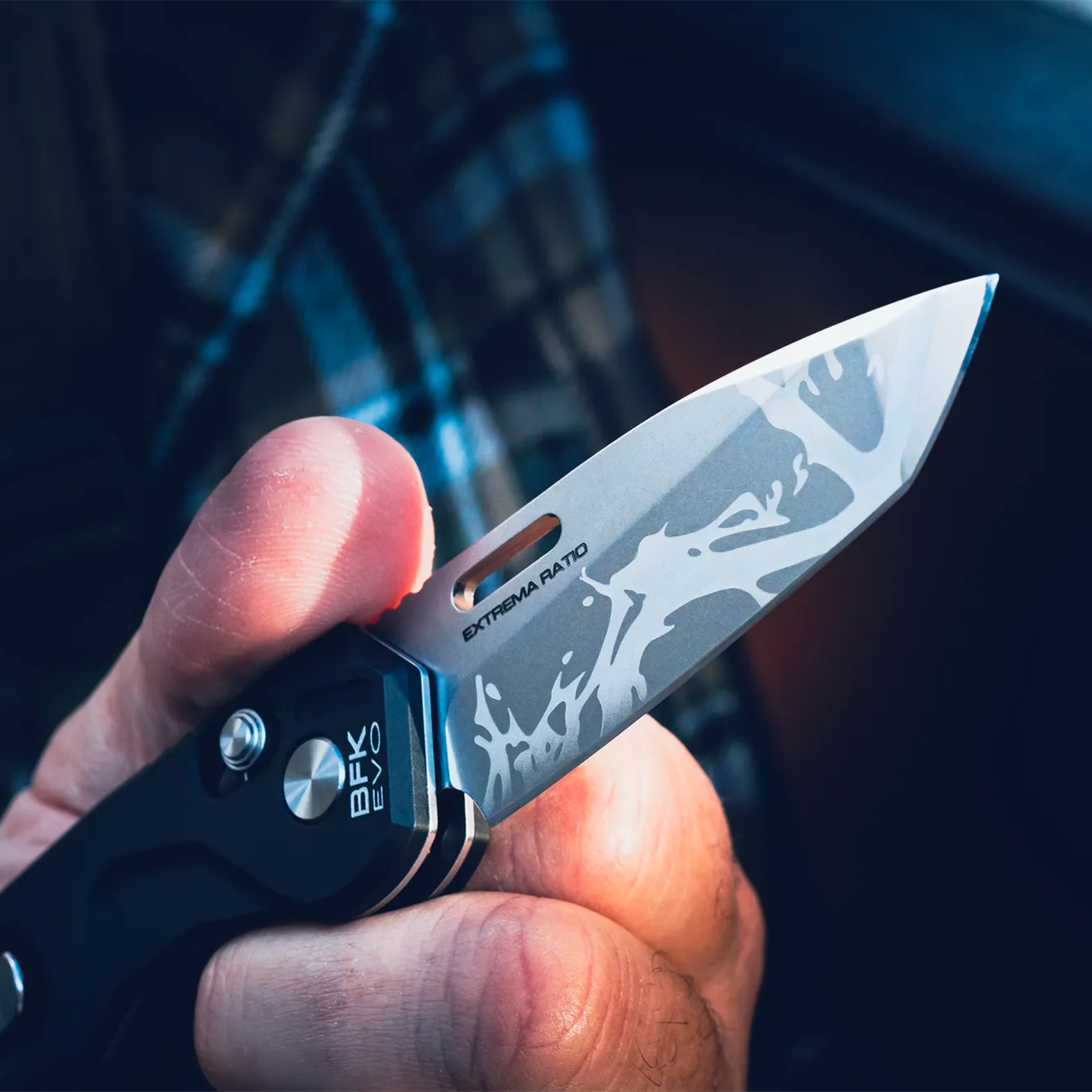 Set Extrema Ratio The Carry Box in edizione limitata, confezione regalo che include un coltello chiudibile BFK EVO, un cappellino nero da baseball, un portafoglio in pelle nero e una piastrina multifunzione in metallo (card tool)