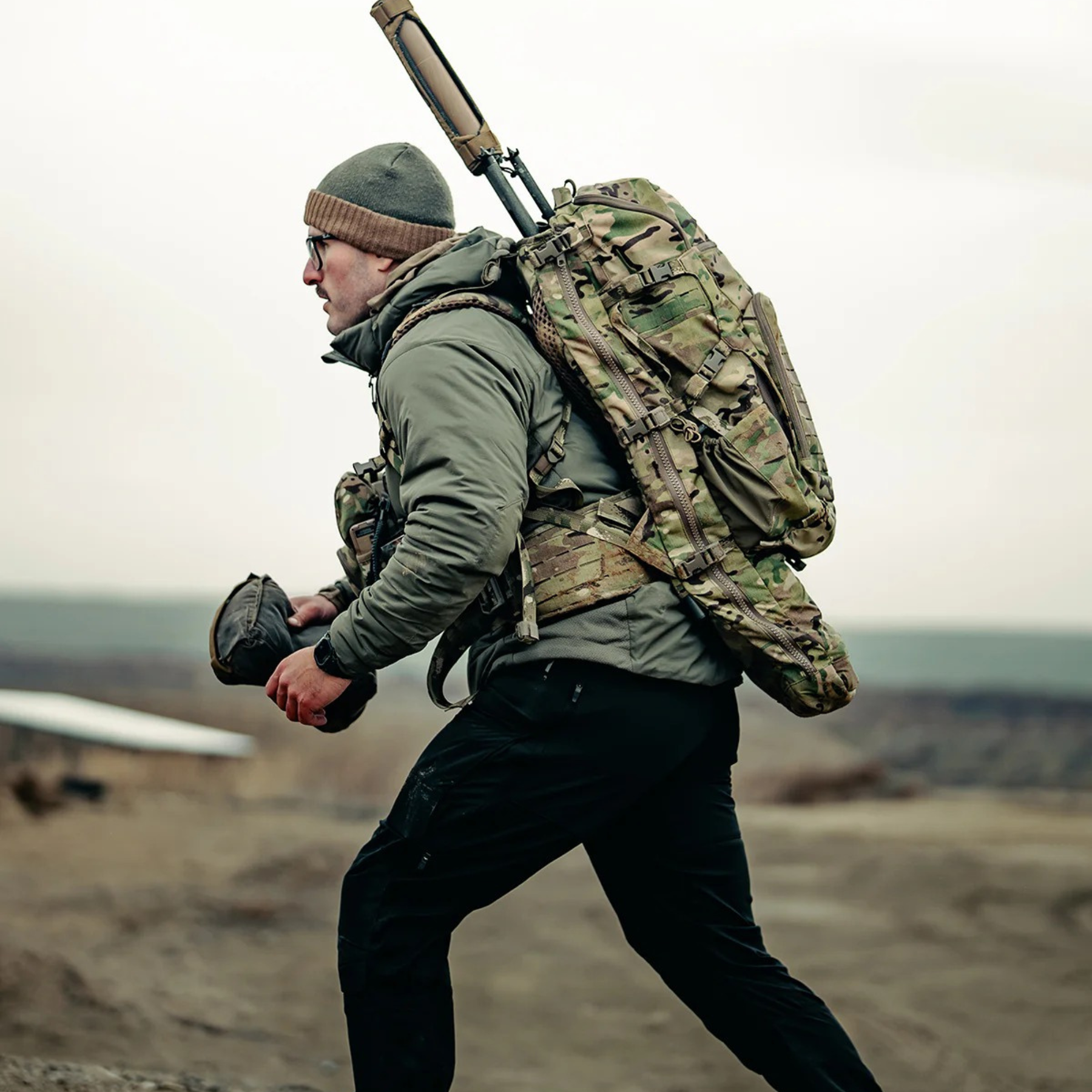 Eberlestock Spectre: Zaino tecnico per fucile da 50.8 litri progettato per massimizzare la leggerezza senza compromettere la resistenza. Realizzato con materiali d'avanguardia, presenta un sistema di sospensione regolabile, accesso multiplo al vano principale e pannelli esterni MOLLE laser-cut per l'espansione del carico. Ideale per missioni a lungo raggio e spedizioni outdoor che richiedono versatilità e organizzazione superiore.