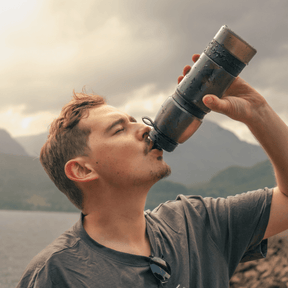 Water-to-Go Eco Active Bottle 1 L borraccia filtrante con sistema di purificazione integrato e tappo con filtro rimovibile inclusa di cinturino da polso Active per sport e outdoor.