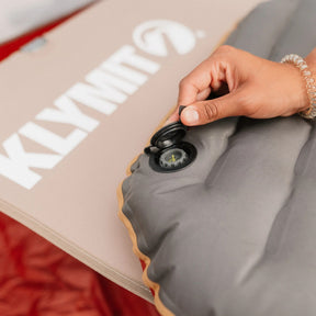 Klymit Insulated Klymaloft Sleeping Pad materassino gonfiabile ibrido con strato superiore in schiuma e base a camere d'aria per campeggio e trekking.