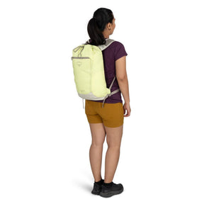 Osprey Daylite Cinch Zaino da 15 Litri con chiusura superiore a coulisse, spallacci traspiranti traforati e tasca frontale con zip. Accessorio versatile ideale per trekking leggero, escursioni e uso quotidiano.