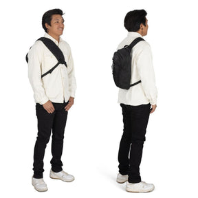 Osprey Quasar Sling borsa monospalla da 6 L adatta per l'uso quotidiano. Presenta uno spallaccio singolo imbottito e ambidestro, schienale ventilato AirScape, ampio scomparto principale con tasca per tablet, cordino elastico frontale e daisy chain per il fissaggio di attrezzatura outdoor.