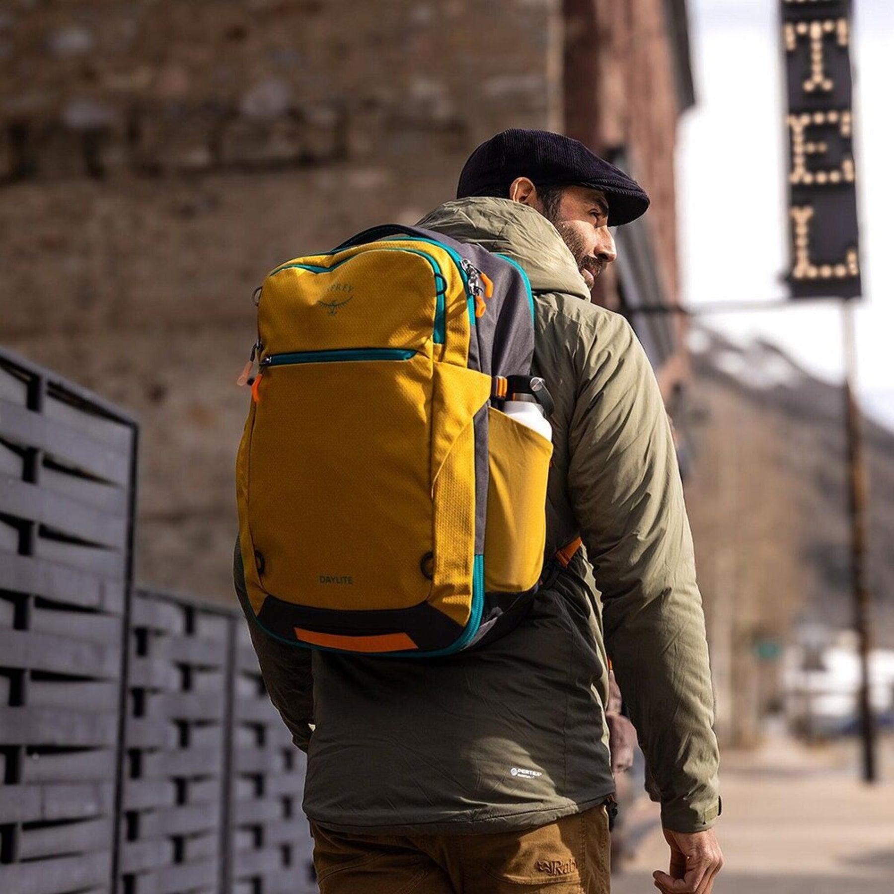Osprey Daylite Carry-On Travel Pack 35 zaino da 35 litri ottimizzato per i viaggi con spallacci imbottiti, tasca frontale con zip, cinghie di compressione e tasche laterali elasticizzate. Un bagaglio a mano versatile ideale per escursioni e spostamenti.