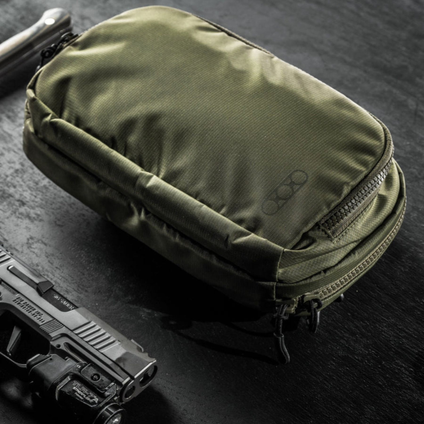 EBERLESTOCK FADE FLEX Marsupio tattico CCW. Versatile marsupio a tracolla per trasporto arma da fuoco con accesso rapido CCW e sistema interno foderato in loop per accessori. Realizzato in Nylon mini-Ripstop 210D, peso 312g e cintura regolabile fino a 55 pollici.