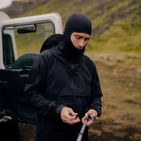 Helikon-Tex Mistral Anorak Jacket KU-MSL-NL giacca soft shell antivento e idrorepellente in tessuto elastico StormStretch con cappuccio regolabile, ampia tasca frontale a marsupio con organizer interno, tasche omerali e zip di ventilazione YKK per trekking, bushcraft e outdoor