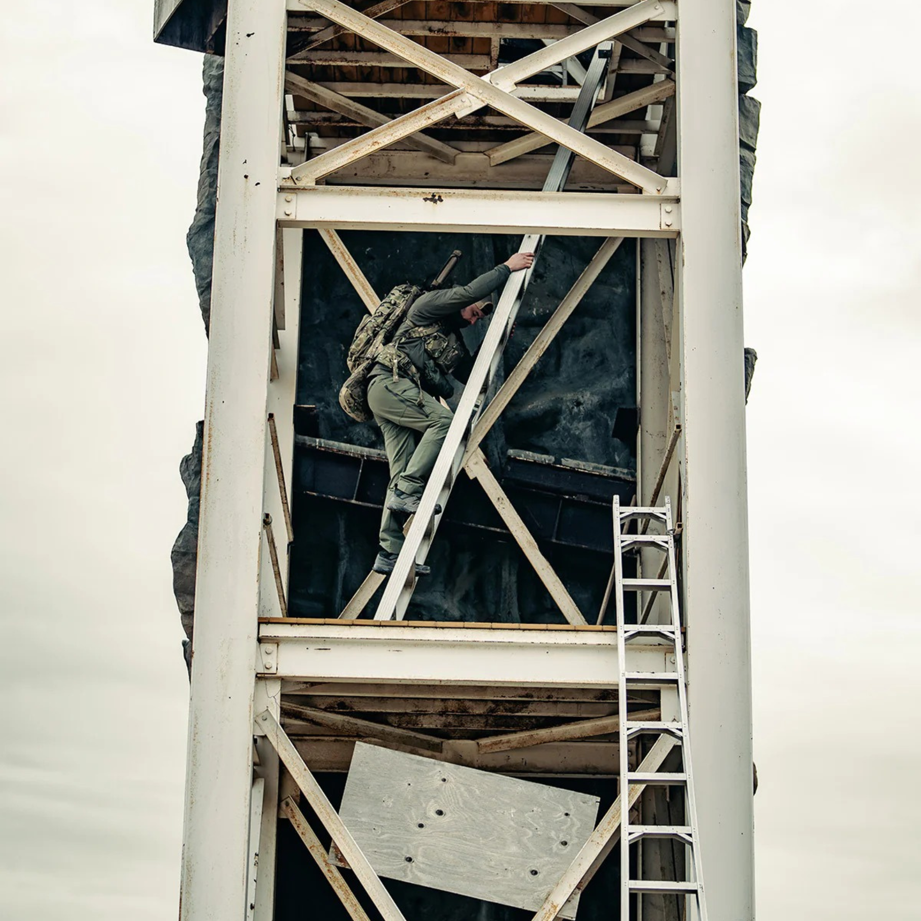 Eberlestock Spectre: Zaino tecnico per fucile da 50.8 litri progettato per massimizzare la leggerezza senza compromettere la resistenza. Realizzato con materiali d'avanguardia, presenta un sistema di sospensione regolabile, accesso multiplo al vano principale e pannelli esterni MOLLE laser-cut per l'espansione del carico. Ideale per missioni a lungo raggio e spedizioni outdoor che richiedono versatilità e organizzazione superiore.