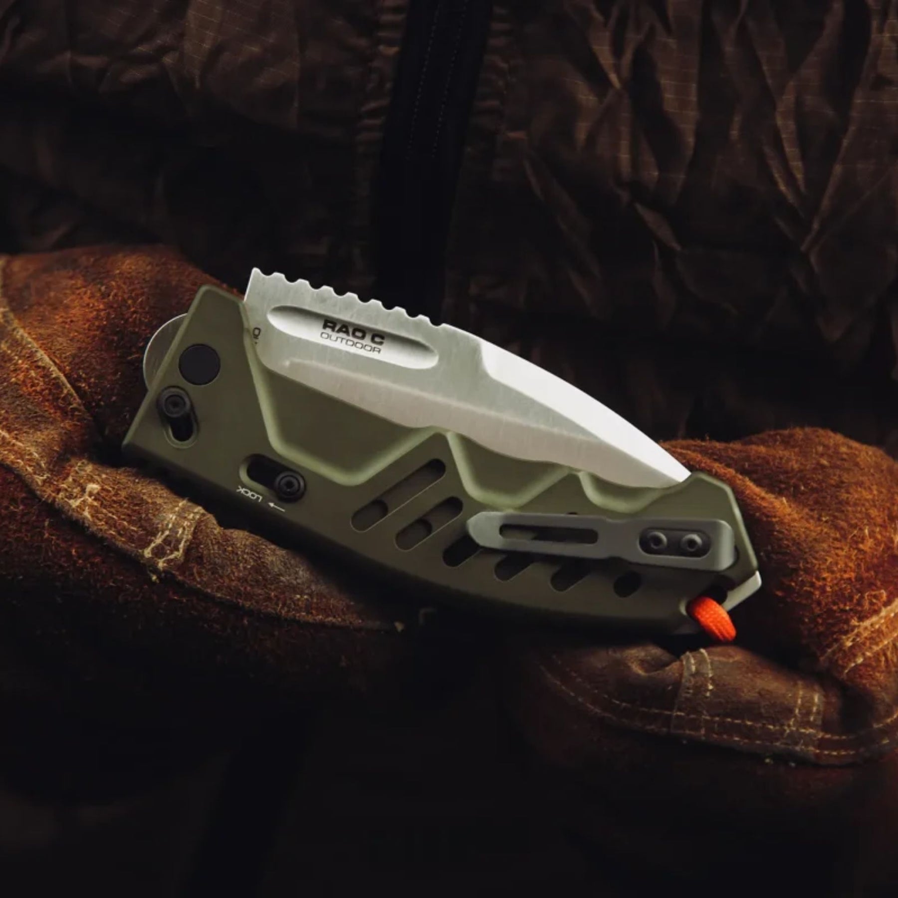 Extrema Ratio RAO C Outdoor. Coltello chiudibile compatto per bushcraft. Lama robusta drop point in acciaio, manico ergonomico in alluminio con grip strutturato, sistema di blocco di sicurezza e clip reversibile. Strumento professionale per sopravvivenza.