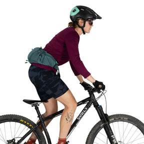 Osprey Savu 5 cintura da ciclismo con capacità 5 litri e tasche per borracce a scomparsa. Marsupio ergonomico per mountain bike con schienale traspirante AirScape e ampi scomparti per attrezzi e snack, ideale per escursioni e trail.