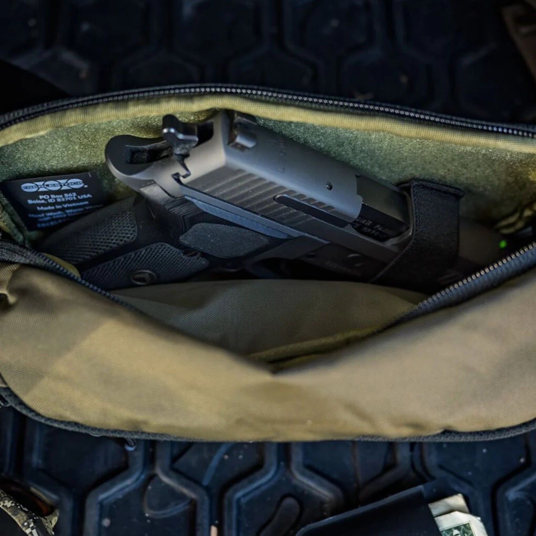 Eberlestock Bando Bag Marsupio tattico low-profile per EDC e porto occulto. Design discreto con tasca posteriore dedicata ad accesso rapido per arma e scomparto principale organizzato. Include passante per laccio emostatico. Soluzione versatile per sicurezza personale e urban carry. 2 misure.