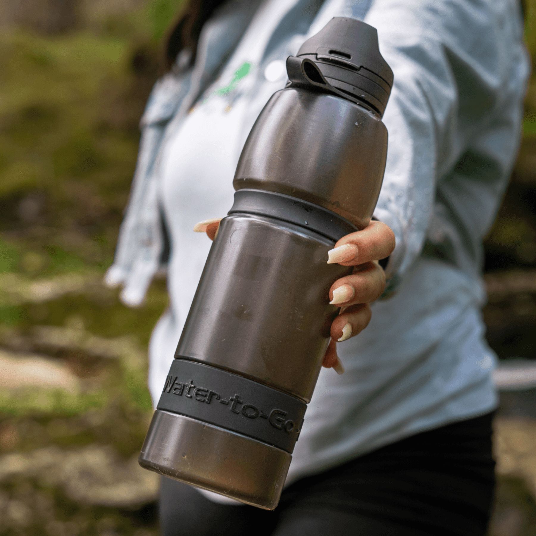 Water-to-Go Eco Active Bottle 1 L borraccia filtrante con sistema di purificazione integrato e tappo con filtro rimovibile inclusa di cinturino da polso Active per sport e outdoor.