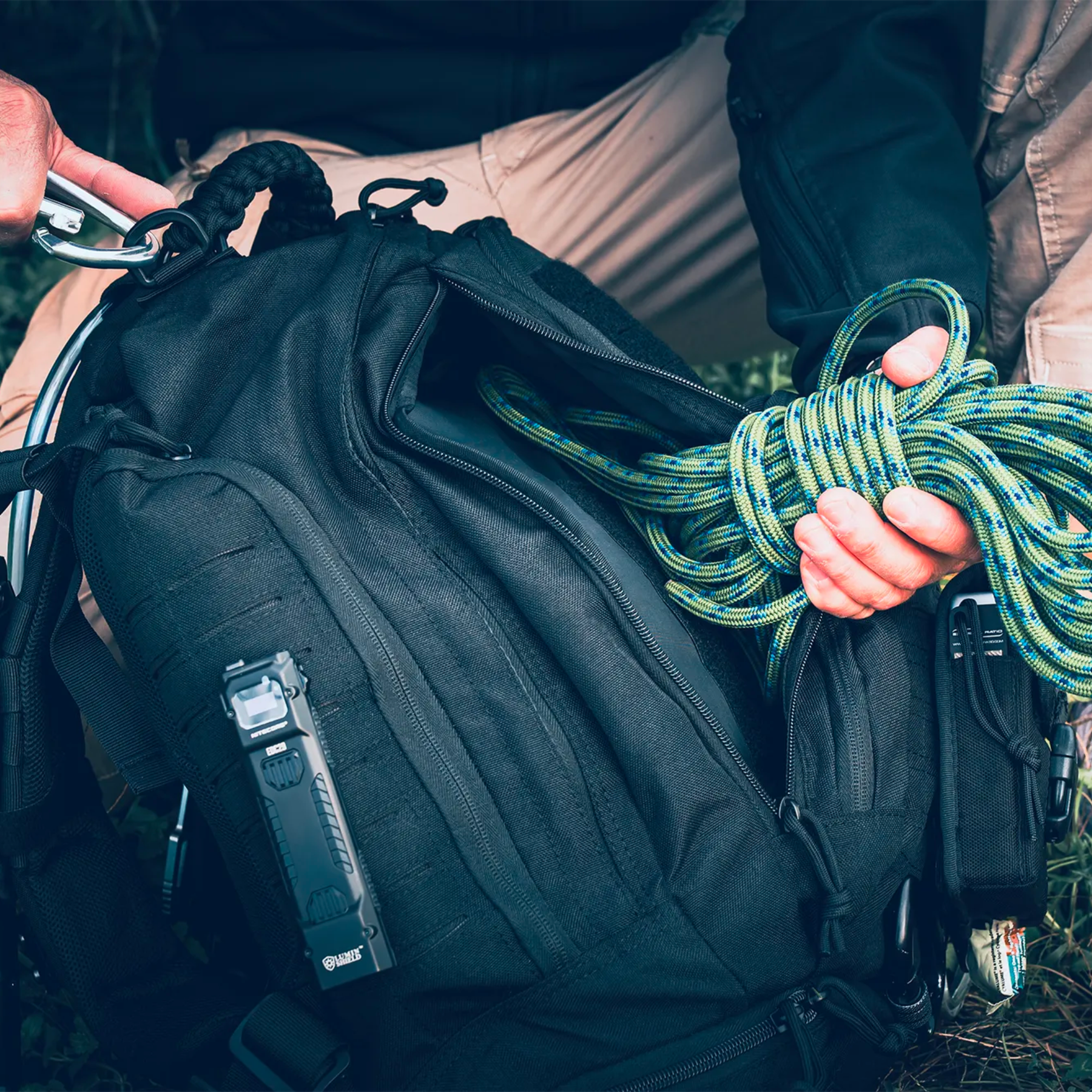 Extrema Ratio Sentinel Backpack: Zaino tattico da 35 litri. Dotato di sistema MOLLE laser-cut, scomparto principale ad apertura completa, tasche dedicate per laptop e sacca idrica. Include schienale traspirante termoforato e maniglia in paracord intrecciato per massima resistenza.