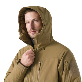 Helikon-Tex Winter Yukon Jacket giacca invernale tecnica con cappuccio regolabile imbottito, zip frontale a doppio cursore, tasche pettorali con cerniera, pannello a strappo sulla manica e fondo regolabile vista a tre quarti per outdoor
