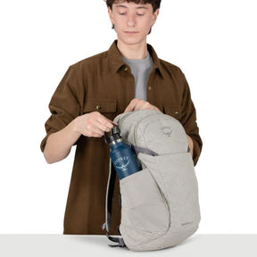 Osprey Daylite Plus Driftshade zaino multiruolo da 20 litri con scomparto per laptop e sacca idrica, tasche laterali in mesh, cinghie di compressione e schienale traspirante AirScape, in edizione limitata per trekking, viaggi e uso quotidiano.