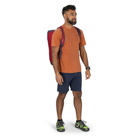 Osprey Daylite Duffel 30 borsone compatto da 30 litri in poliestere riciclato con apertura a U, tasche laterali con zip, spallacci imbottiti convertibili per trasporto a zaino o a tracolla, ideale per palestra, viaggi brevi, sport e uso quotidiano