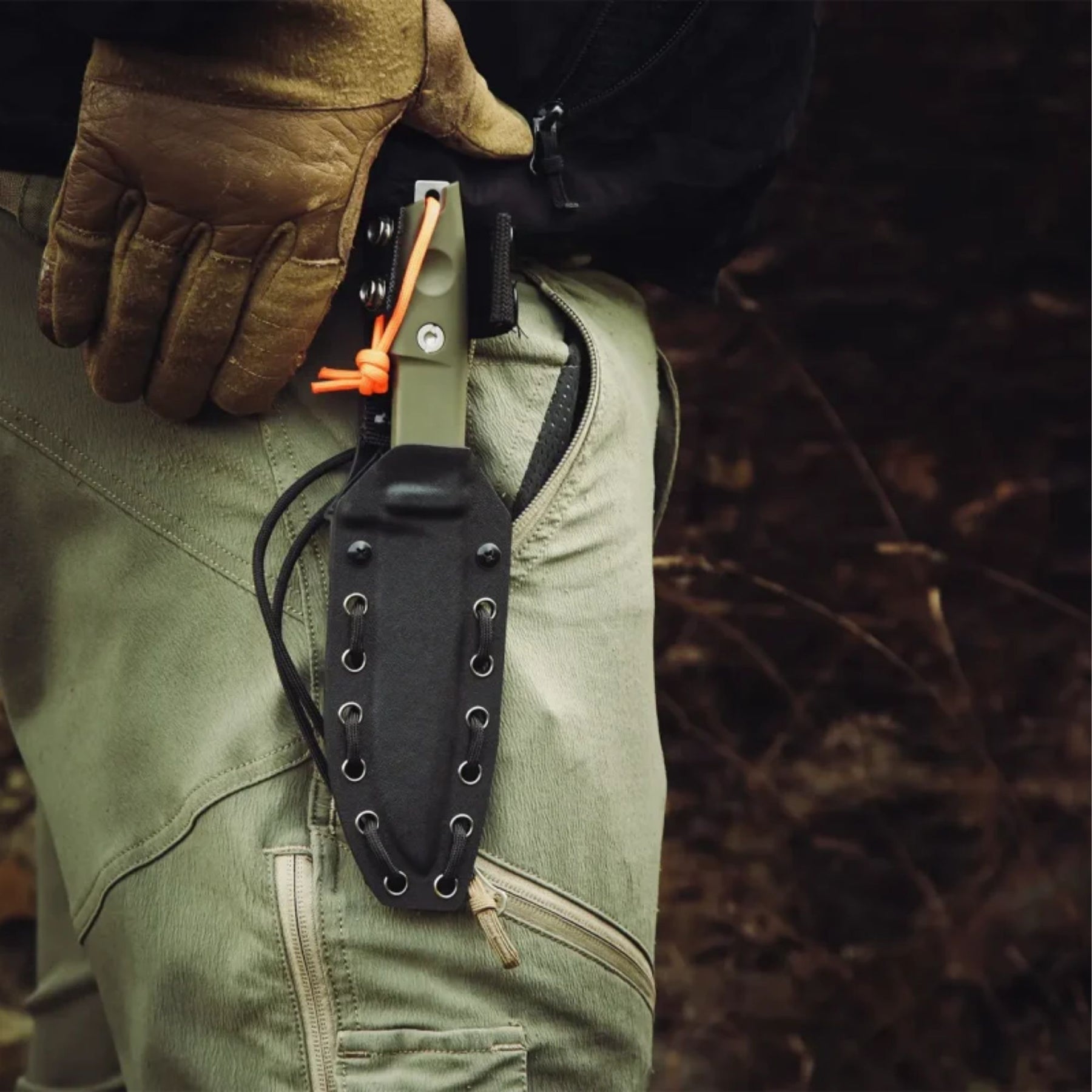 Extrema Ratio F.O.K. Outdoor coltello a lama fissa. Lama in acciaio Nitrogen 58 HRC con profilo drop point e finitura satinata. Manico ergonomico smontabile con singolo vite di fissaggio e laccio di sicurezza. Design compatto e robusto ideale per bushcraft e attività all'aperto.