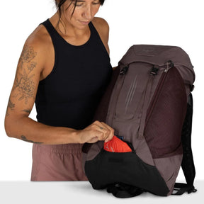 Osprey Hikelite LT 30 Zaino da 30 L ultraleggero da trekking ed escursionismo con schienale ventilato AirSpeed, tasche laterali in rete elasticizzata, spallacci ergonomici e chiusura a cappuccio con fibbie per outdoor su sfondo bianco.