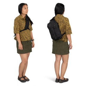 Osprey Quasar Sling borsa monospalla da 6 L adatta per l'uso quotidiano. Presenta uno spallaccio singolo imbottito e ambidestro, schienale ventilato AirScape, ampio scomparto principale con tasca per tablet, cordino elastico frontale e daisy chain per il fissaggio di attrezzatura outdoor.