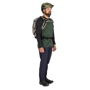 Osprey Raptor 14 zaino da ciclismo e mountain bike da 14 litri con pannello posteriore ventilato AirScape, attacco esterno per casco LidLock, scomparto per sacca idrica e sistema portattrezzi ToolWrap integrato per massima stabilità durante le uscite outdoor.