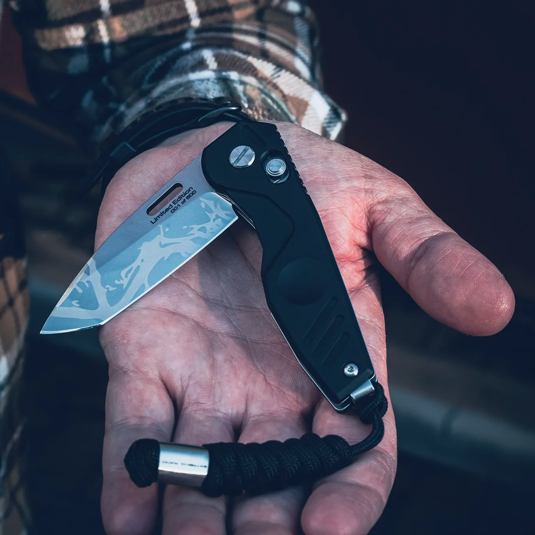 Set Extrema Ratio The Carry Box in edizione limitata, confezione regalo che include un coltello chiudibile BFK EVO, un cappellino nero da baseball, un portafoglio in pelle nero e una piastrina multifunzione in metallo (card tool)