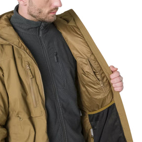 Helikon-Tex Winter Yukon Jacket giacca invernale tecnica con cappuccio regolabile imbottito, zip frontale a doppio cursore, tasche pettorali con cerniera, pannello a strappo sulla manica e fondo regolabile vista a tre quarti per outdoor