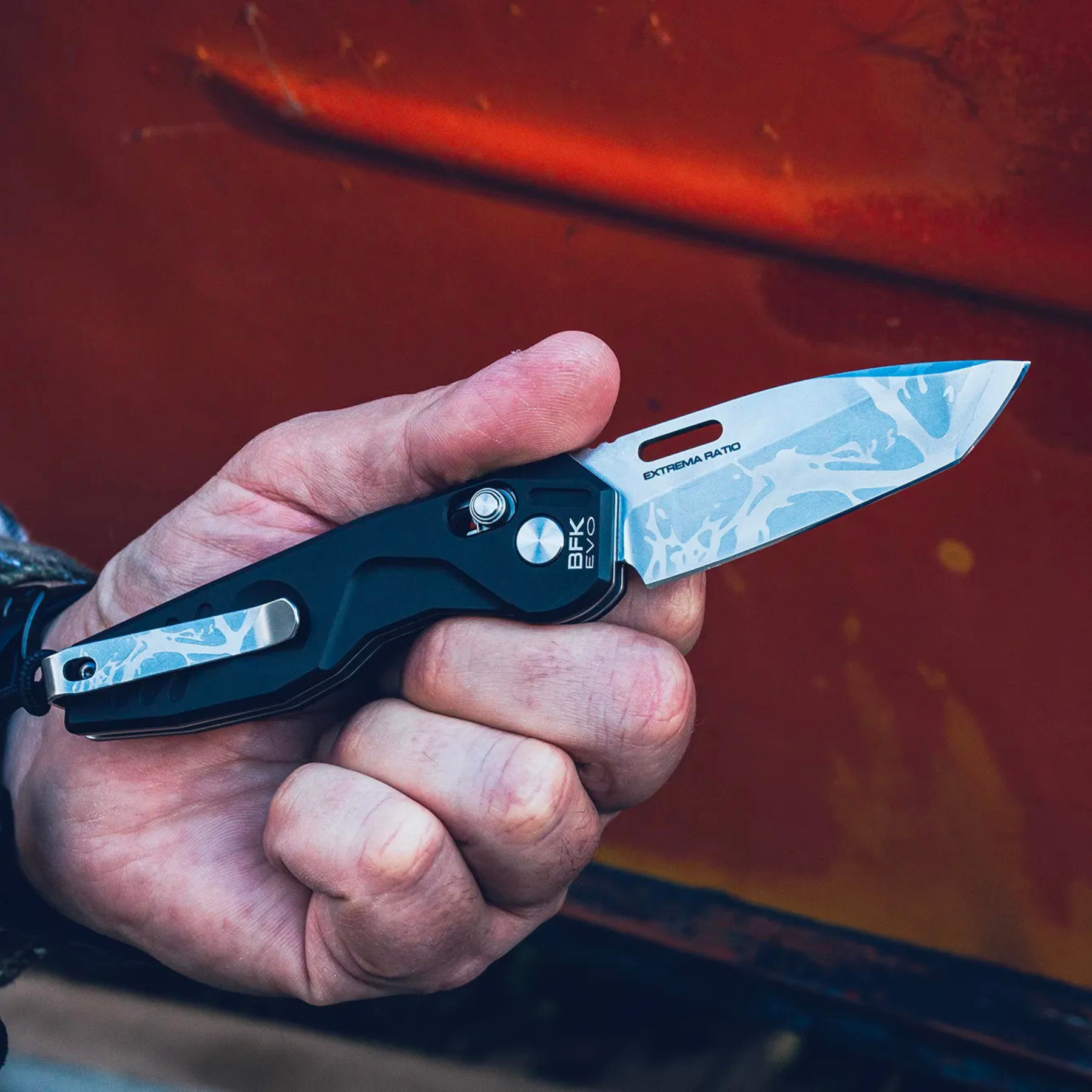 Set Extrema Ratio The Carry Box in edizione limitata, confezione regalo che include un coltello chiudibile BFK EVO, un cappellino nero da baseball, un portafoglio in pelle nero e una piastrina multifunzione in metallo (card tool)