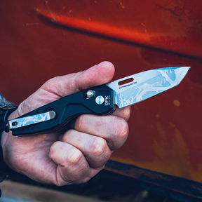 Set Extrema Ratio The Carry Box in edizione limitata, confezione regalo che include un coltello chiudibile BFK EVO, un cappellino nero da baseball, un portafoglio in pelle nero e una piastrina multifunzione in metallo (card tool)