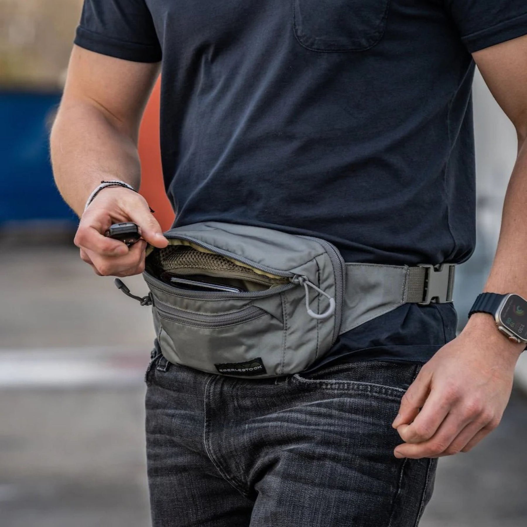 Eberlestock Bando Bag Marsupio tattico low-profile per EDC e porto occulto. Design discreto con tasca posteriore dedicata ad accesso rapido per arma e scomparto principale organizzato. Include passante per laccio emostatico. Soluzione versatile per sicurezza personale e urban carry. 2 misure.