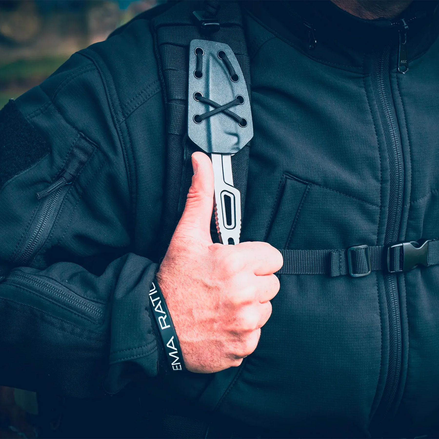 Extrema Ratio Sentinel Backpack: Zaino tattico da 35 litri. Dotato di sistema MOLLE laser-cut, scomparto principale ad apertura completa, tasche dedicate per laptop e sacca idrica. Include schienale traspirante termoforato e maniglia in paracord intrecciato per massima resistenza.