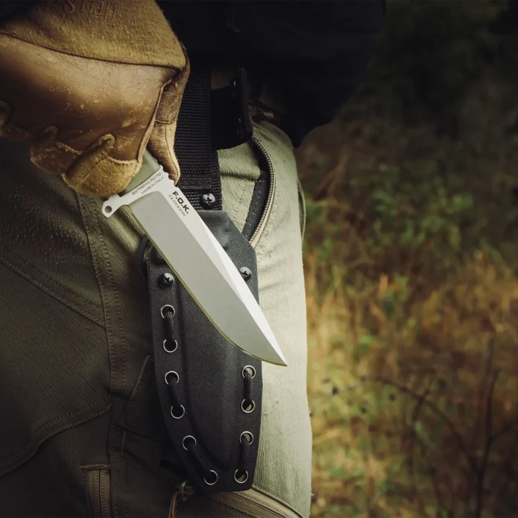 Extrema Ratio F.O.K. Outdoor coltello a lama fissa. Lama in acciaio Nitrogen 58 HRC con profilo drop point e finitura satinata. Manico ergonomico smontabile con singolo vite di fissaggio e laccio di sicurezza. Design compatto e robusto ideale per bushcraft e attività all'aperto.