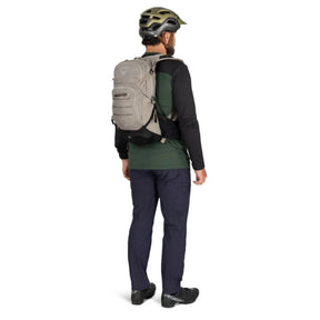 Osprey Raptor 14 zaino da ciclismo e mountain bike da 14 litri con pannello posteriore ventilato AirScape, attacco esterno per casco LidLock, scomparto per sacca idrica e sistema portattrezzi ToolWrap integrato per massima stabilità durante le uscite outdoor.