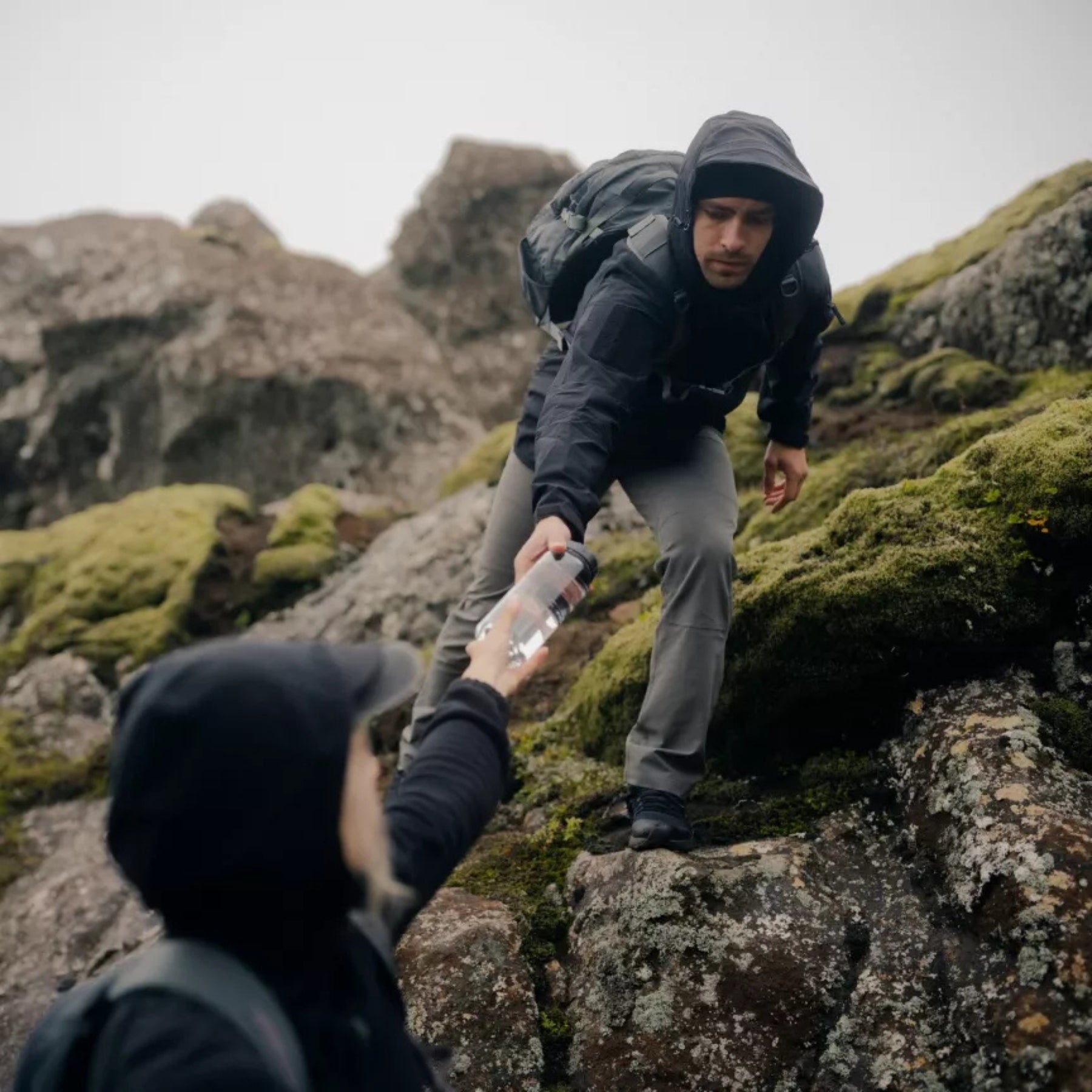 Helikon-Tex Mistral Anorak Jacket KU-MSL-NL giacca soft shell antivento e idrorepellente in tessuto elastico StormStretch con cappuccio regolabile, ampia tasca frontale a marsupio con organizer interno, tasche omerali e zip di ventilazione YKK per trekking, bushcraft e outdoor