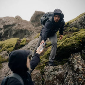 Helikon-Tex Mistral Anorak Jacket KU-MSL-NL giacca soft shell antivento e idrorepellente in tessuto elastico StormStretch con cappuccio regolabile, ampia tasca frontale a marsupio con organizer interno, tasche omerali e zip di ventilazione YKK per trekking, bushcraft e outdoor