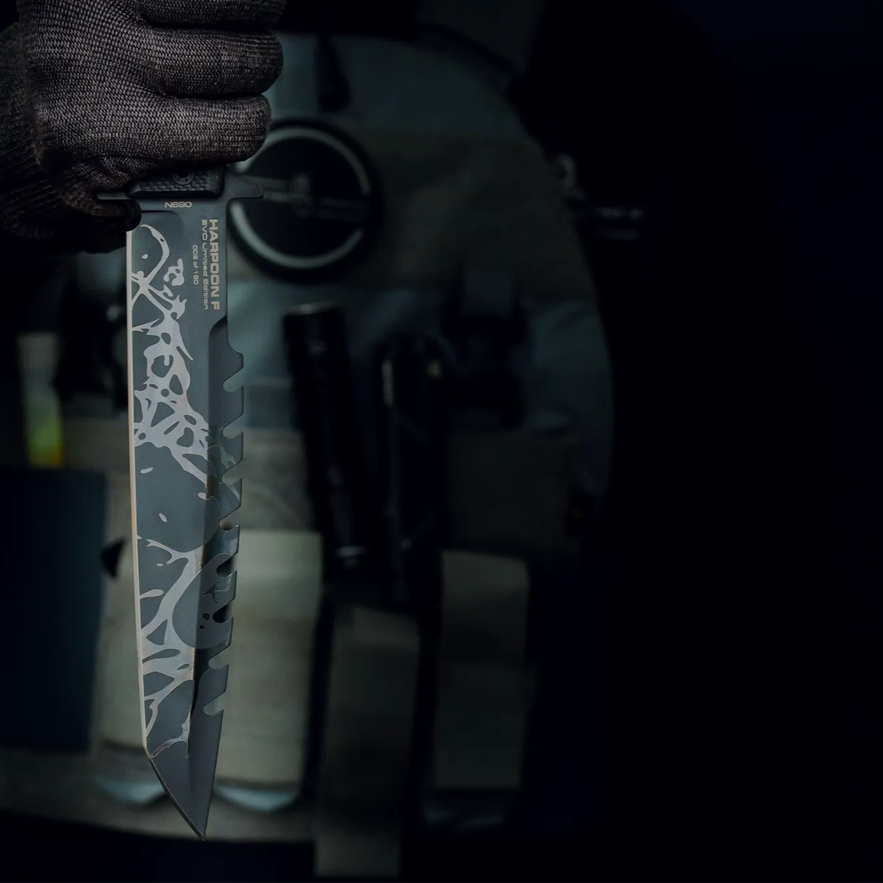 Extrema Ratio Harpoon F EVO Limited Edition: Coltello a lama fissa tattico in serie limitata di 150 esemplari. Lama in acciaio N690 con seghettatura dorsale. Impugnatura ergonomica in G10 e fodero tecnico incluso. Pezzo da collezione per professionisti e appassionati.