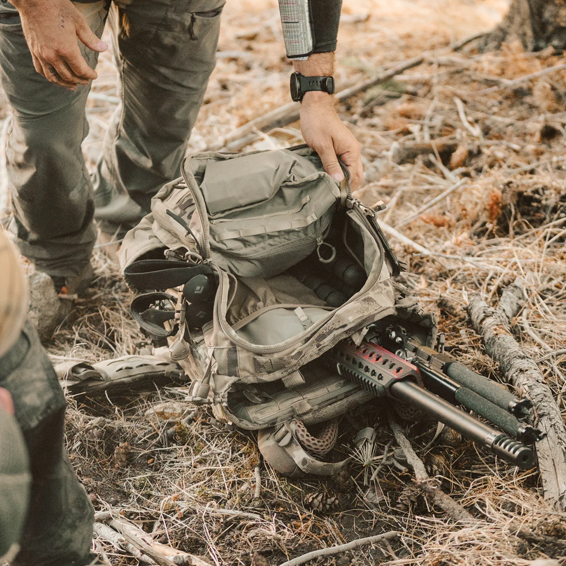 Eberlestock Spectre: Zaino tecnico per fucile da 50.8 litri progettato per massimizzare la leggerezza senza compromettere la resistenza. Realizzato con materiali d'avanguardia, presenta un sistema di sospensione regolabile, accesso multiplo al vano principale e pannelli esterni MOLLE laser-cut per l'espansione del carico. Ideale per missioni a lungo raggio e spedizioni outdoor che richiedono versatilità e organizzazione superiore.