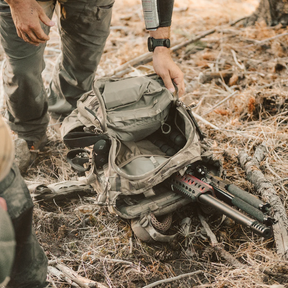 Eberlestock Spectre: Zaino tecnico per fucile da 50.8 litri progettato per massimizzare la leggerezza senza compromettere la resistenza. Realizzato con materiali d'avanguardia, presenta un sistema di sospensione regolabile, accesso multiplo al vano principale e pannelli esterni MOLLE laser-cut per l'espansione del carico. Ideale per missioni a lungo raggio e spedizioni outdoor che richiedono versatilità e organizzazione superiore.