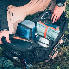 Extrema Ratio Sentinel Backpack: Zaino tattico da 35 litri. Dotato di sistema MOLLE laser-cut, scomparto principale ad apertura completa, tasche dedicate per laptop e sacca idrica. Include schienale traspirante termoforato e maniglia in paracord intrecciato per massima resistenza.