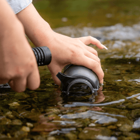 Water-to-Go Eco Active Bottle 1 L borraccia filtrante con sistema di purificazione integrato e tappo con filtro rimovibile inclusa di cinturino da polso Active per sport e outdoor.
