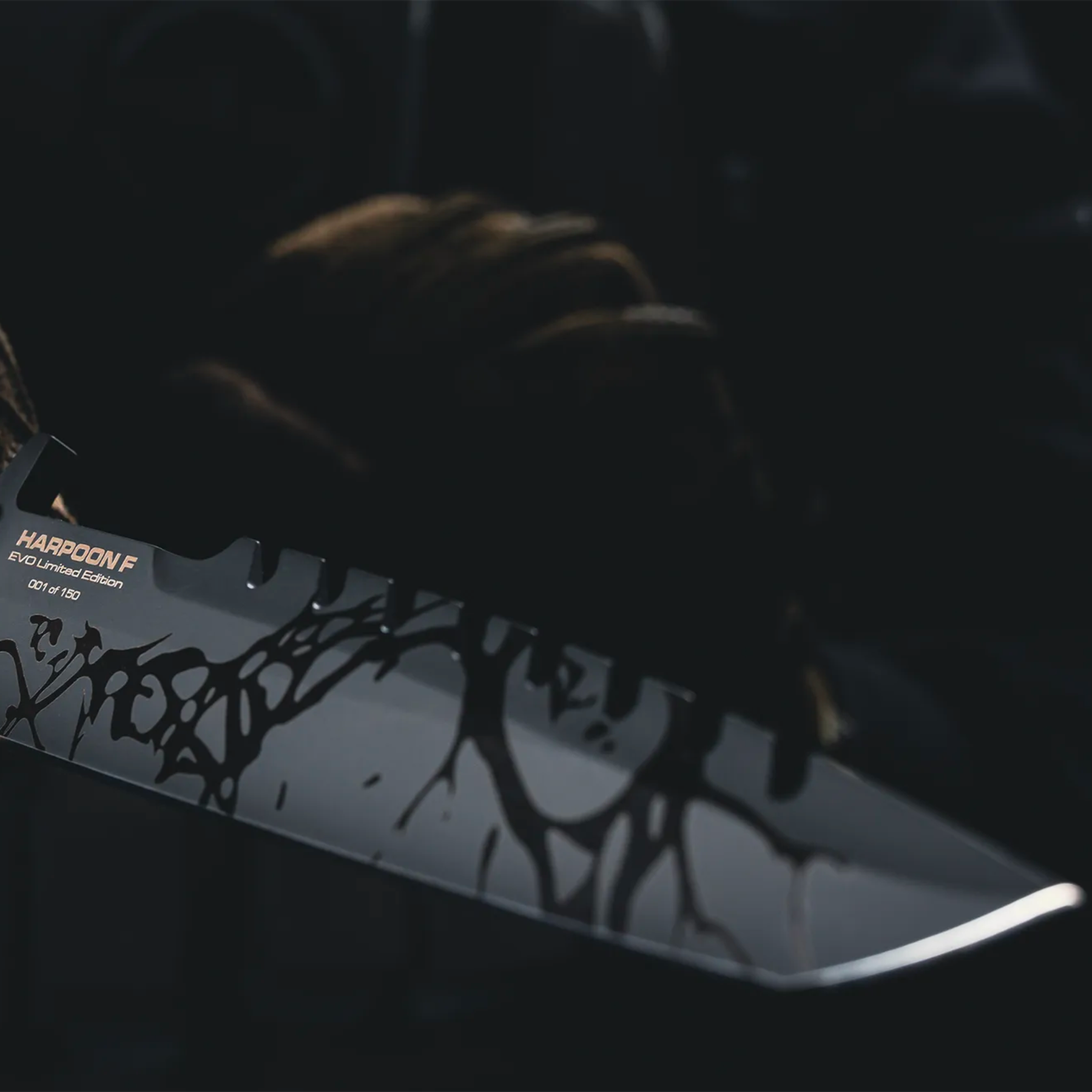 Extrema Ratio Harpoon F EVO Limited Edition: Coltello a lama fissa tattico in serie limitata di 150 esemplari. Lama in acciaio N690 con seghettatura dorsale. Impugnatura ergonomica in G10 e fodero tecnico incluso. Pezzo da collezione per professionisti e appassionati.