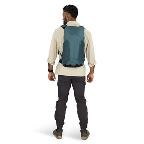 Osprey Hikelite LT 16 zaino tecnico da escursionismo giornaliero ultraleggero con capacità 16 L dotato di schienale ventilato AirSpeed tasche laterali in rete elastica e spallacci traspiranti. Zaino da trekking ideale per camminate outdoor e gite in giornata.