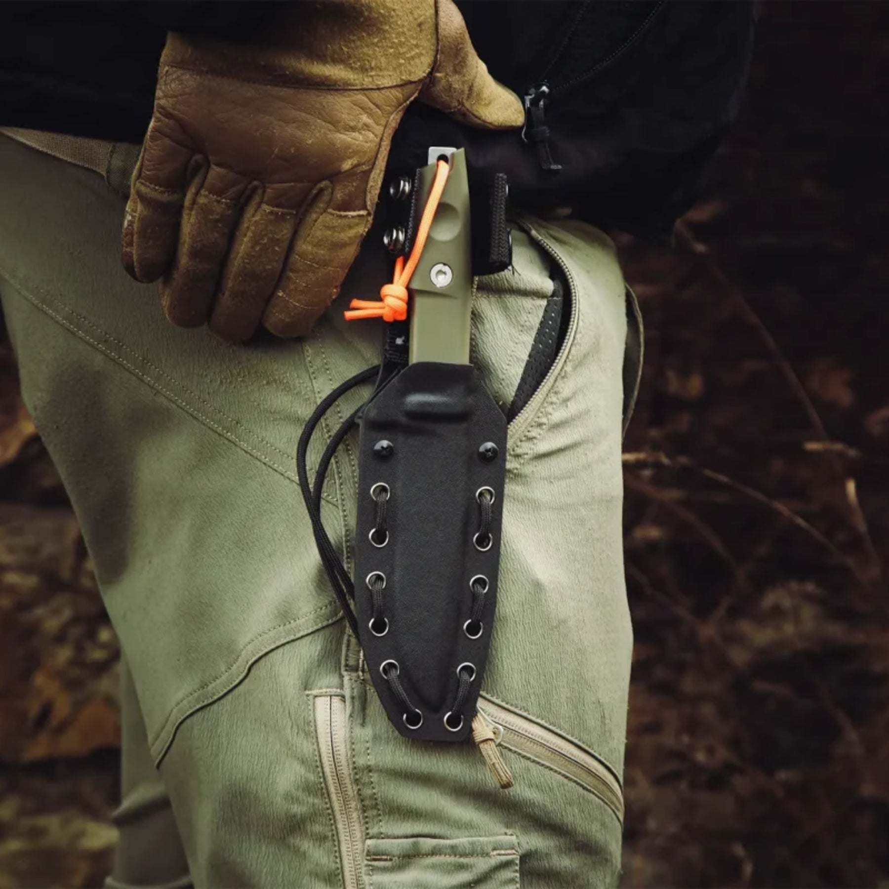 Extrema Ratio F.O.K. Outdoor coltello a lama fissa. Lama in acciaio Nitrogen 58 HRC con profilo drop point e finitura satinata. Manico ergonomico smontabile con singolo vite di fissaggio e laccio di sicurezza. Design compatto e robusto ideale per bushcraft e attività all'aperto.