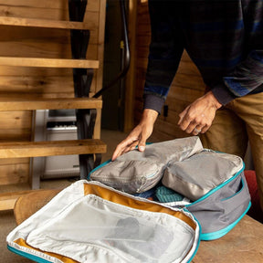 Osprey Daylite Carry-On Travel Pack 35 zaino da 35 litri ottimizzato per i viaggi con spallacci imbottiti, tasca frontale con zip, cinghie di compressione e tasche laterali elasticizzate. Un bagaglio a mano versatile ideale per escursioni e spostamenti.