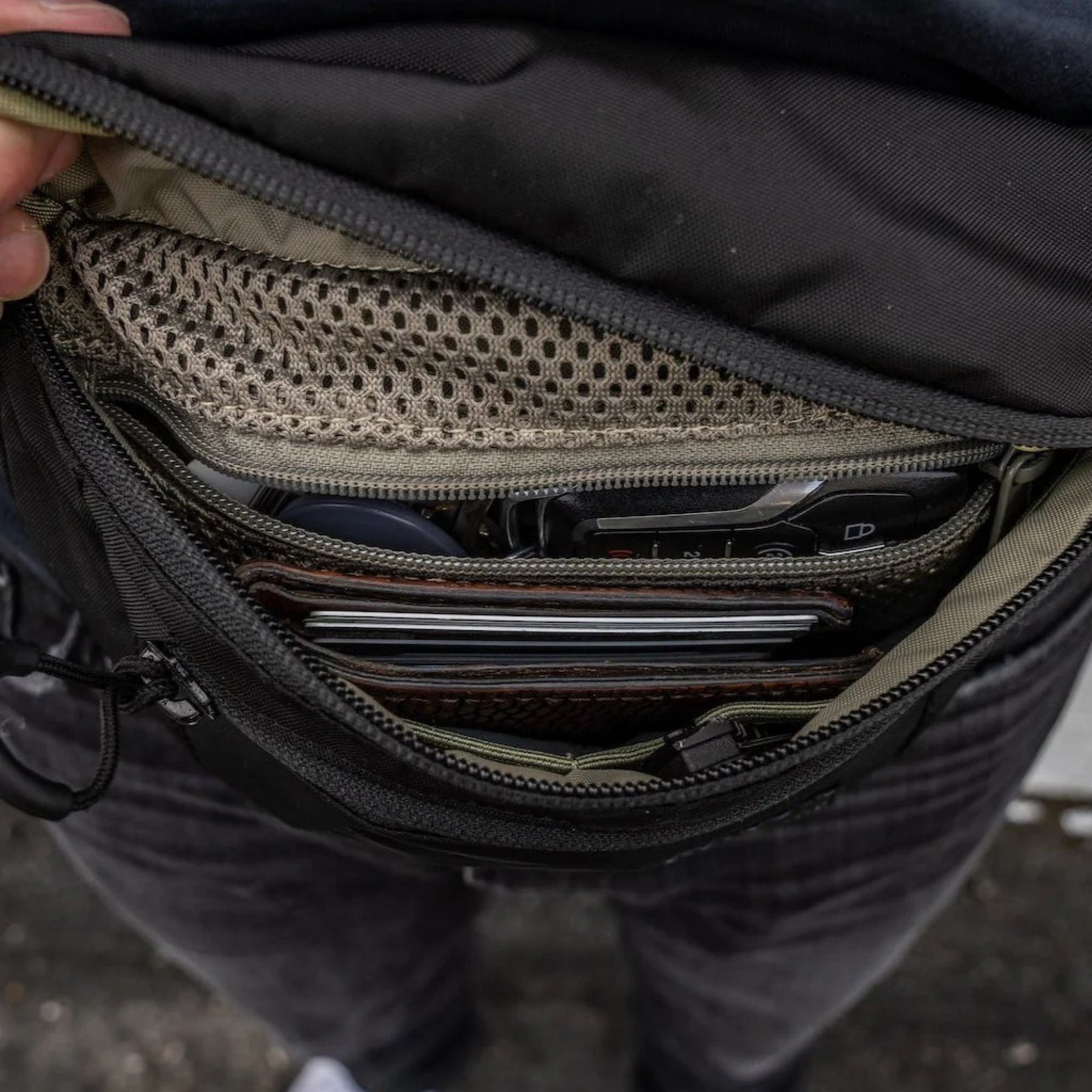 Eberlestock Bando Bag Marsupio tattico low-profile per EDC e porto occulto. Design discreto con tasca posteriore dedicata ad accesso rapido per arma e scomparto principale organizzato. Include passante per laccio emostatico. Soluzione versatile per sicurezza personale e urban carry. 2 misure.