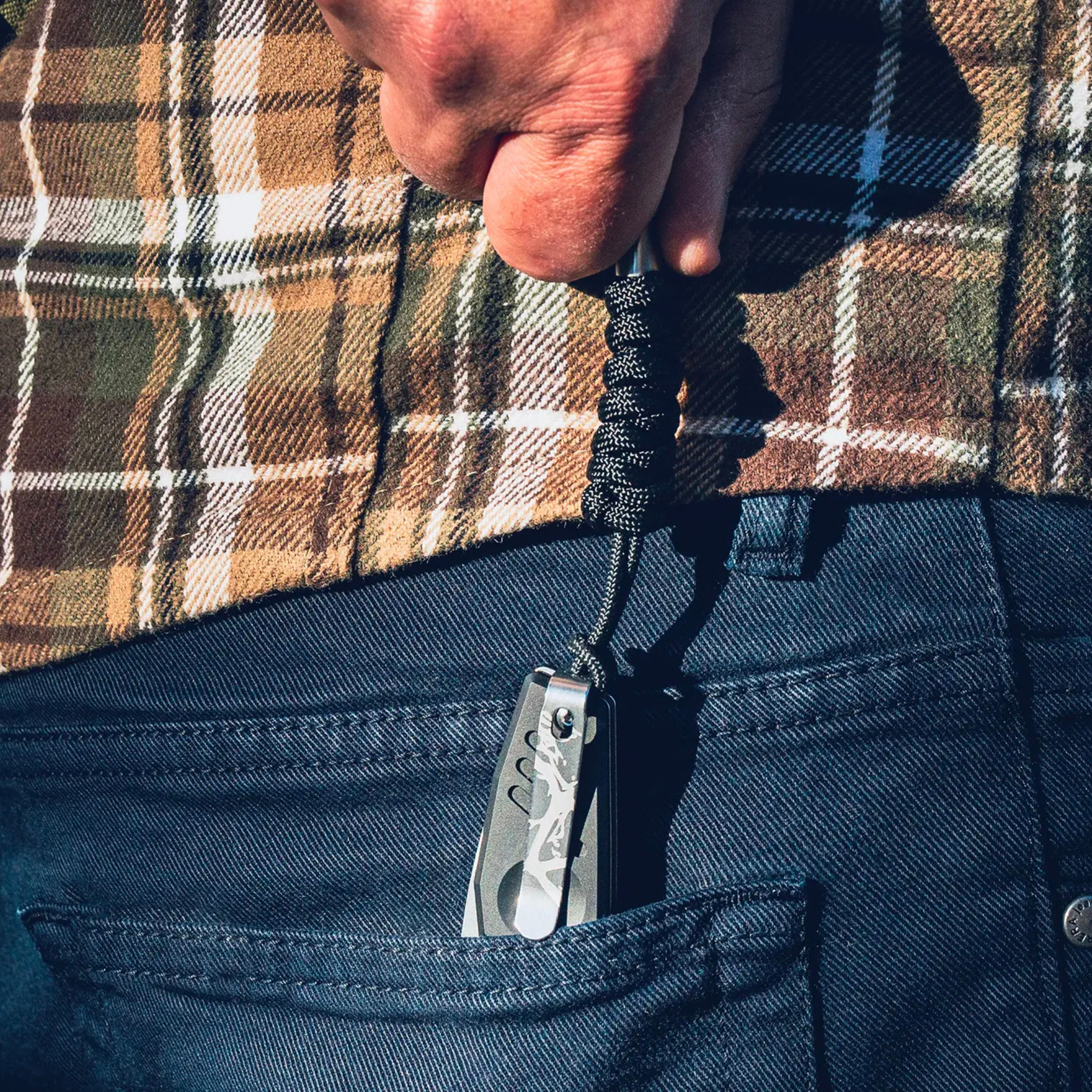 Set Extrema Ratio The Carry Box in edizione limitata, confezione regalo che include un coltello chiudibile BFK EVO, un cappellino nero da baseball, un portafoglio in pelle nero e una piastrina multifunzione in metallo (card tool)