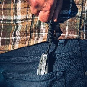 Set Extrema Ratio The Carry Box in edizione limitata, confezione regalo che include un coltello chiudibile BFK EVO, un cappellino nero da baseball, un portafoglio in pelle nero e una piastrina multifunzione in metallo (card tool)