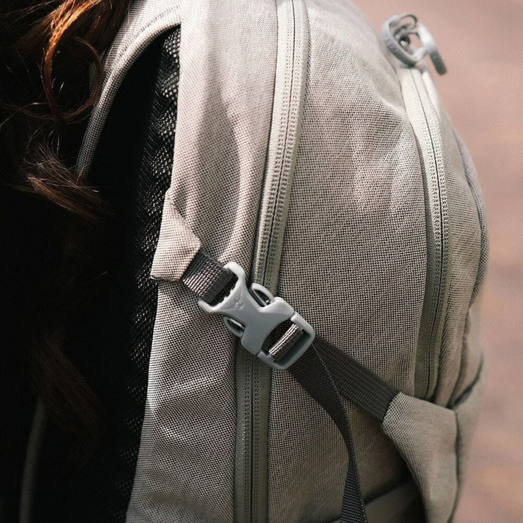 Osprey Daylite Plus Driftshade zaino multiruolo da 20 litri con scomparto per laptop e sacca idrica, tasche laterali in mesh, cinghie di compressione e schienale traspirante AirScape, in edizione limitata per trekking, viaggi e uso quotidiano.