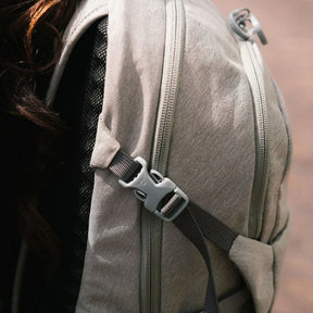 Osprey Daylite Plus Driftshade zaino multiruolo da 20 litri con scomparto per laptop e sacca idrica, tasche laterali in mesh, cinghie di compressione e schienale traspirante AirScape, in edizione limitata per trekking, viaggi e uso quotidiano.
