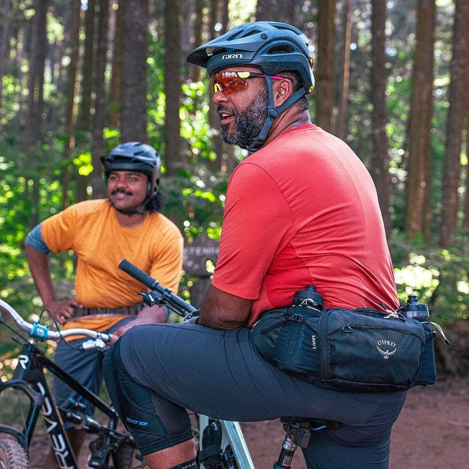 Osprey Savu 5 cintura da ciclismo con capacità 5 litri e tasche per borracce a scomparsa. Marsupio ergonomico per mountain bike con schienale traspirante AirScape e ampi scomparti per attrezzi e snack, ideale per escursioni e trail.