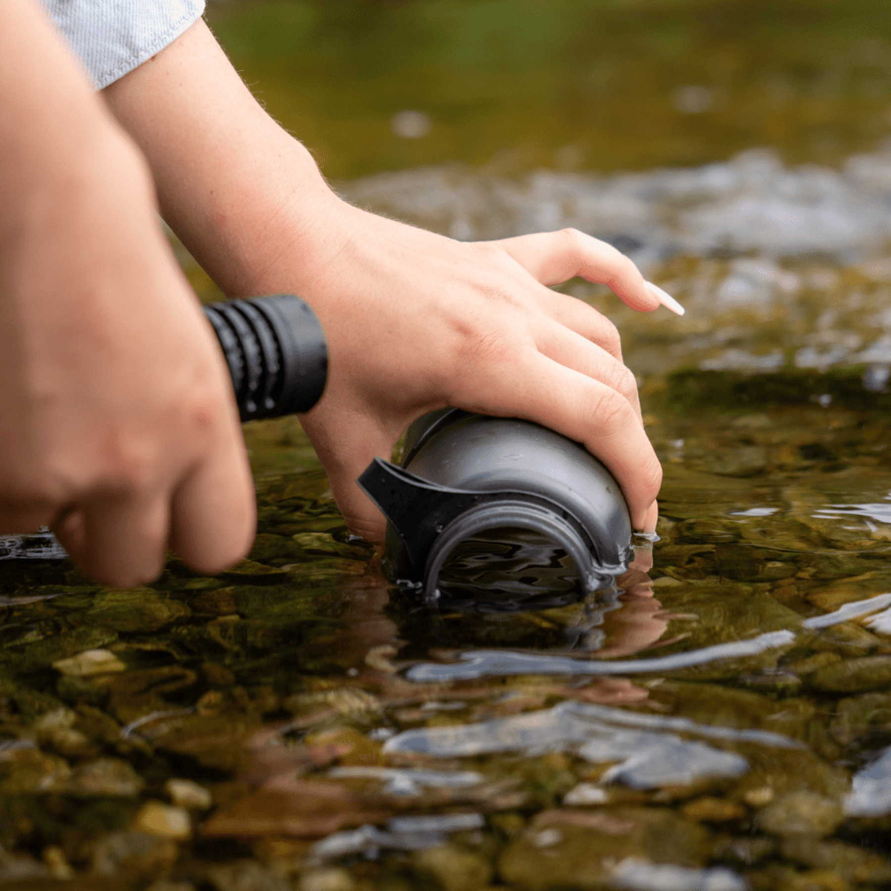 Water-to-Go Eco Active Bottle 1 L borraccia filtrante con sistema di purificazione integrato e tappo con filtro rimovibile inclusa di cinturino da polso Active per sport e outdoor.