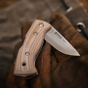 Helle Berget Coltello chiudibile robusto con lama in acciaio inossidabile Sandvik 12C27 e manico ergonomico in Micarta sagomata per una presa sicura dotato di sistema di blocco affidabile e design scandinavo funzionale ideale per bushcraft attività outdoor e porto quotidiano